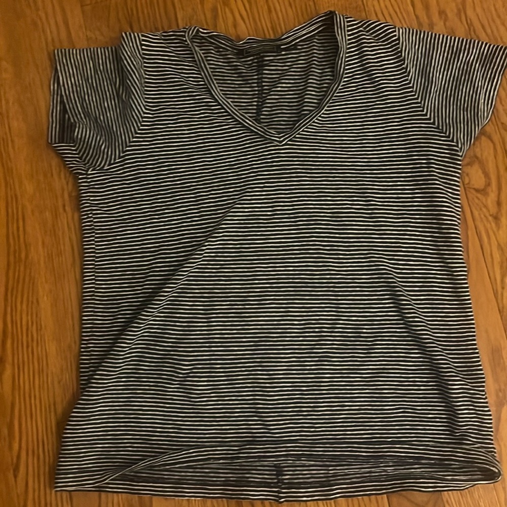 Navy striped linen tshirt
Vineyard vines xs